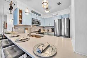 Fridge, microwave, oven, stovetop - Destin/Miramar Beach 1bd condo w/pool - 2 min walk to BEACH (Destin)
