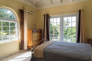 5 bedrooms, iron/ironing board, WiFi, bed sheets