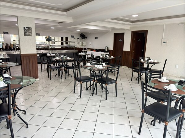 Café da manhã completo grátis todos os dias