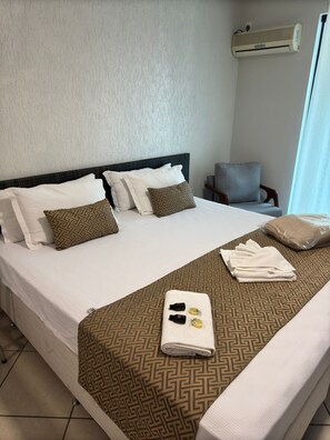 Ropa de cama de alta calidad, minibar y escritorio 