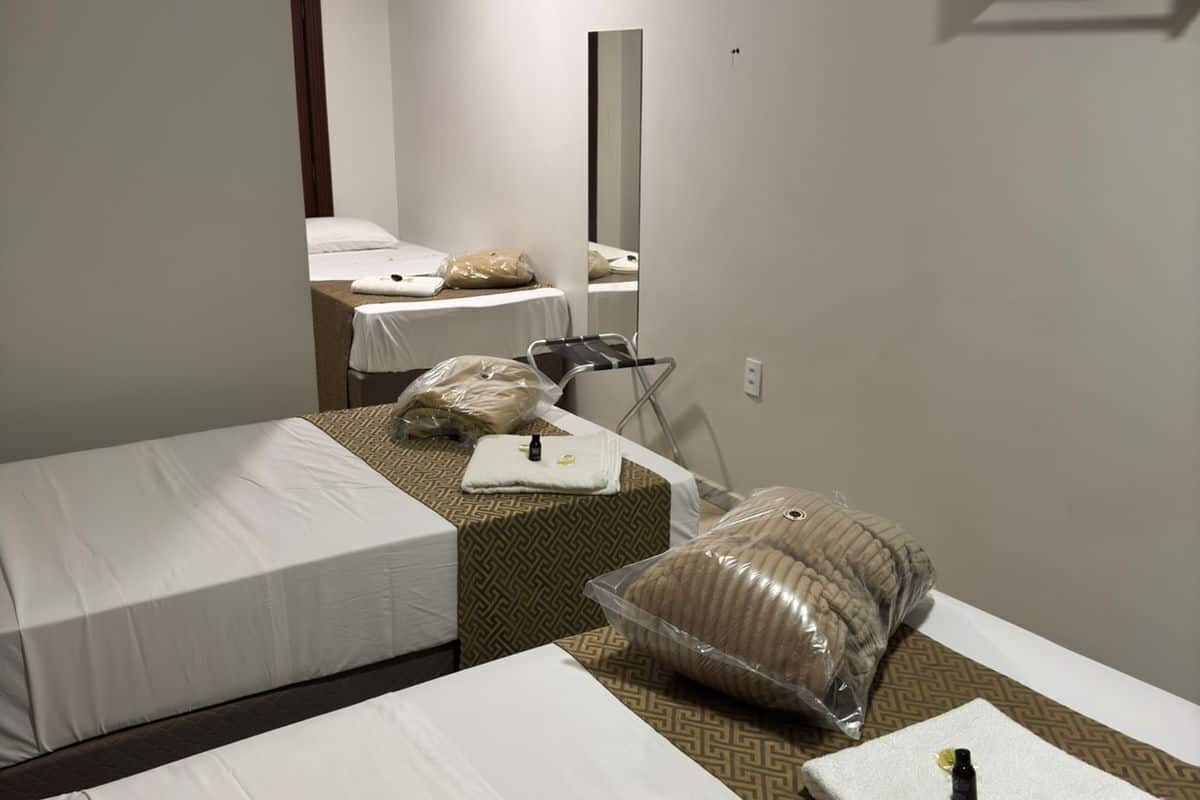 Luxe beddengoed, een minibar, een bureau, een laptopwerkplek