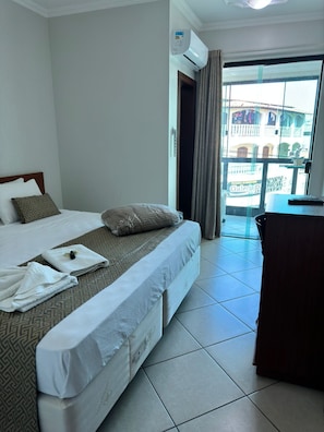 Ropa de cama de alta calidad, minibar y escritorio 