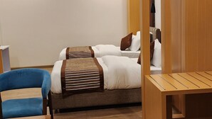 Phòng đôi hoặc 2 giường đơn Deluxe | Két bảo mật tại phòng, bàn, khu vực làm việc phù hợp cho laptop 