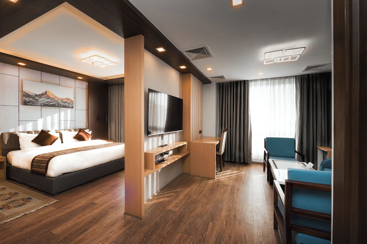 Deluxe Suite, City View | 1 bedroom, in-room safe, desk, laptop workspace