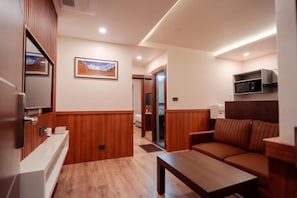 Family Quadruple Room, City View | Living area