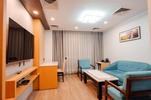 Deluxe Suite, City View | Living area