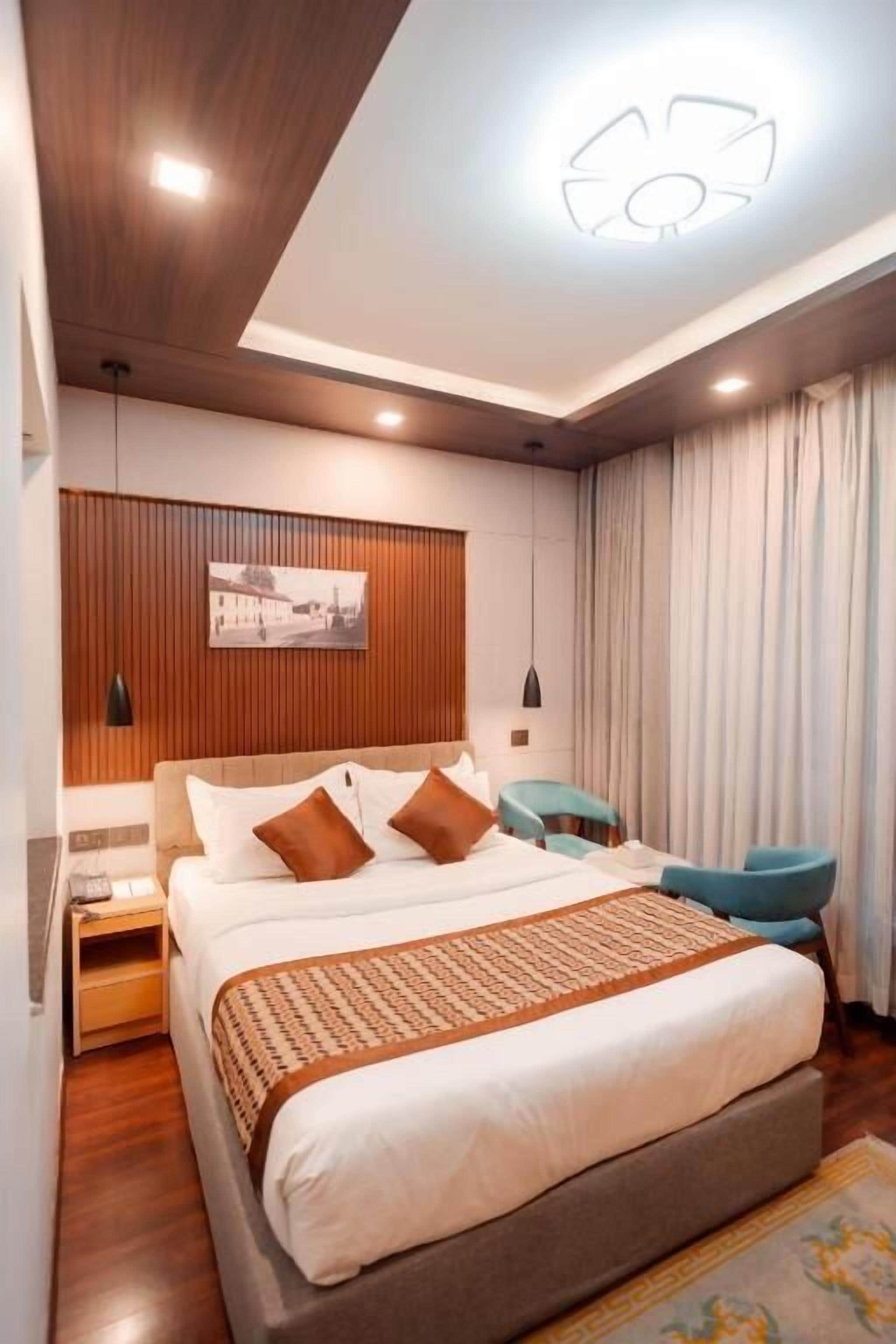 Standard Double Room | In-room safe, desk, laptop workspace, blackout drapes