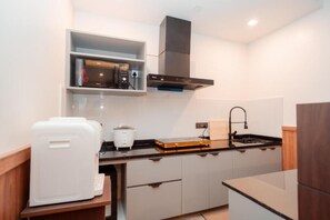 Family Quadruple Room, City View | Private kitchen