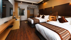 Phòng đôi hoặc 2 giường đơn dành cho gia đình, quang cảnh thành phố | Két bảo mật tại phòng, bàn, khu vực làm việc phù hợp cho laptop 