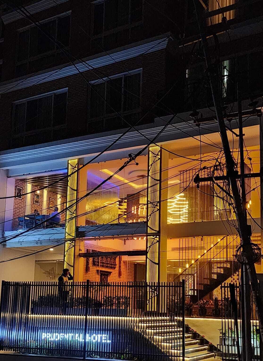 Vista frontal de la propiedad por la tarde o noche