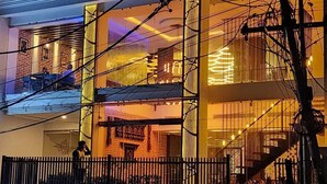 Mặt tiền nơi lưu trú - ban đêm