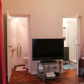 Een douche, een haardroger, handdoeken, zeep