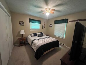 3 bedrooms, iron/ironing board, WiFi, bed sheets - Charming riverfront home with beautiful views, hot tub and game room. Fishing! (Elkins)