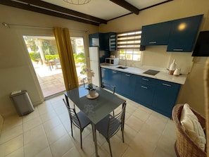 Kühlschrank, Mikrowelle, Herdplatte, Wasserkocher mit Kaffee-/Teezubehör