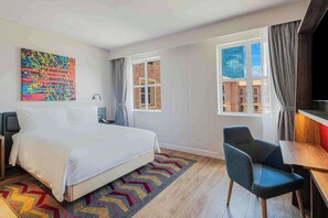 Bộ đồ giường kháng dị ứng, chăn bông, minibar, két bảo mật tại phòng 