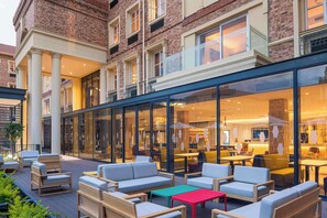 Terrace/patio - Hampton By Hilton Sandton Grayston (Johannesburg)