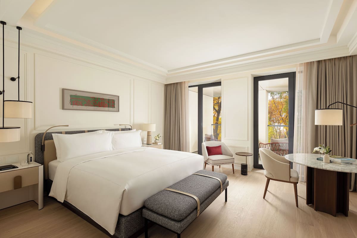 Deluxe-huone, 1 suuri parisänky, parveke | Ilmainen Wi-Fi