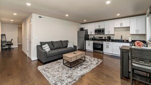 Un apartamento moderno con sala de estar, cocina y comedor.