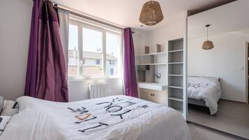 4 slaapkamers, een strijkplank/strijkijzer, gratis wifi, beddengoed