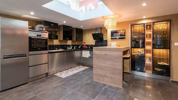 Een koelkast, een microgolfoven, een oven, een vaatwasser