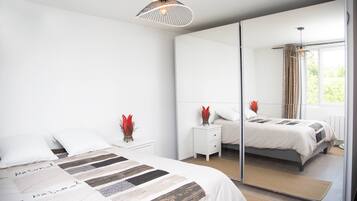 4 bedrooms, iron/ironing board, free WiFi, bed sheets