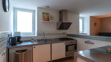 Réfrigérateur, micro-ondes, four, lave-vaisselle