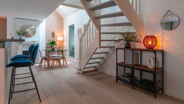 A modern interior with a staircase, a dining area, and a bar area. - Le petit Cocon d'Auray - Duplex, proche port St goustan (Auray)