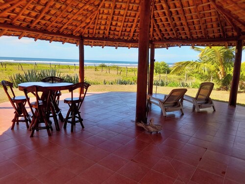 Oceanfront cottage in Mechapa with AC - Surfer's Paradise or Beach Bum's Heaven!