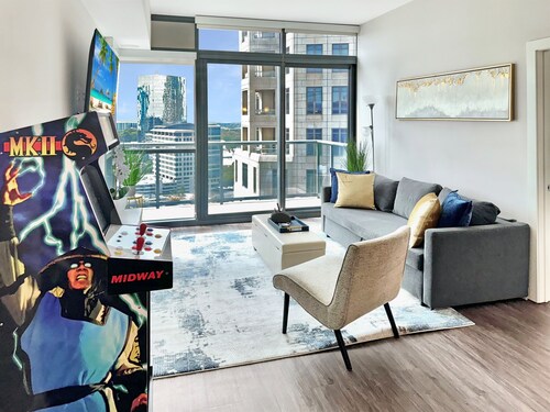 Executive 3BR Buckhead Penthouse/Pool/Balcony/Walk to Lenox,Phipps Plaza & Marta
