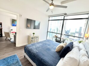3 bedrooms, desk, iron/ironing board, free WiFi - Executive 3BR Buckhead Penthouse/Pool/Balcony/Walk to Lenox,Phipps Plaza & Marta (Atlanta)