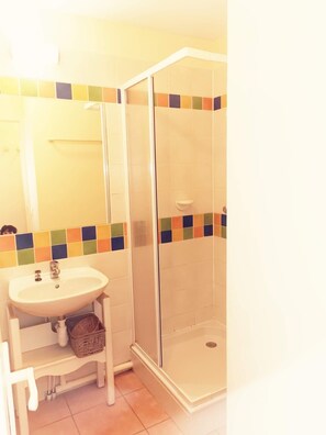 Dusche, Haartrockner, Handtücher, Toilettenpapier