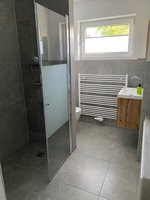 Een haardroger, handdoeken, zeep, toiletpapier