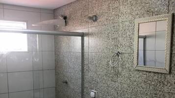 Quarto solteiro standard | Banheiro | Chuveiro, toalhas de banho, sabonete, papel higiênico