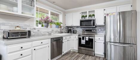 Refrigerador, microondas, horno, placa de cocina