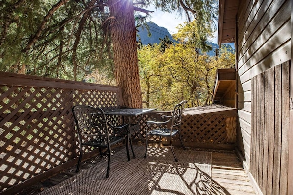 Outdoor dining - Mountain Apartment Located in BigCottonwood Canyon (Salt Lake City)