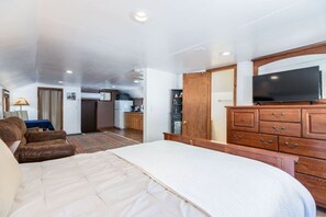 1 bedroom, desk, free WiFi