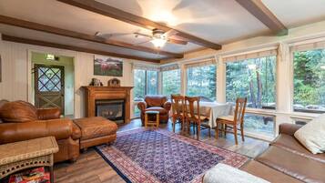 TV connectée, jeux vidéo, livres