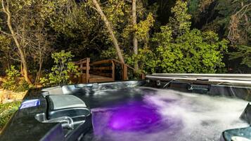 Tina de hidromasaje al aire libre