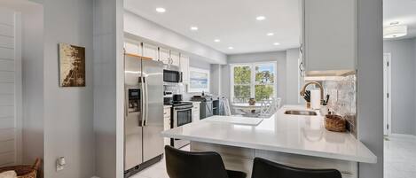 Kühlschrank, Mikrowelle, Herdplatte, Geschirrspüler