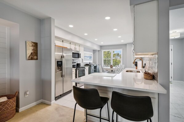 Réfrigérateur, micro-ondes, plaque de cuisson, lave-vaisselle