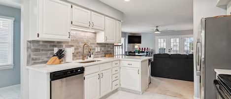 Jääkaappi, mikroaaltouuni, liesi, astianpesukone