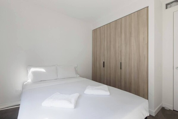 2 bedrooms, desk, iron/ironing board, WiFi