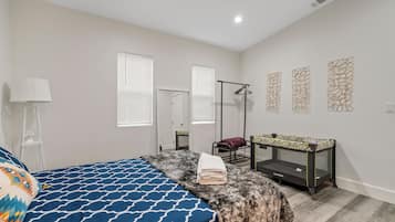 4 habitaciones, tabla de planchar con plancha, cuna de viaje y wifi