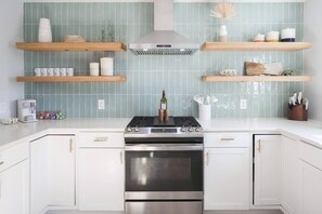 Fridge, microwave, oven, stovetop - Charleston House with Private Pickleball Court! (Charleston)