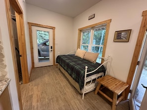 4 bedrooms, iron/ironing board, free WiFi, bed sheets - Beautiful 4 bedroom in Red River Gorge with wi-fi and hot tub (Stanton)