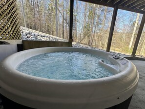 Outdoor spa tub - Beautiful 4 bedroom in Red River Gorge with wi-fi and hot tub (Stanton)