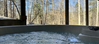 Beautiful 4 bedroom in Red River Gorge with wi-fi and hot tub