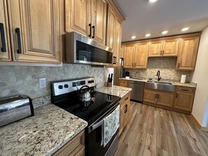 Fridge, microwave, oven, stovetop - Beautiful 4 bedroom in Red River Gorge (Stanton)