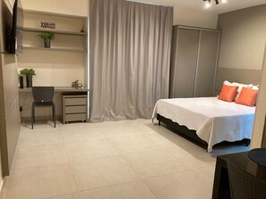 Tabla de planchar con plancha, internet y ropa de cama 