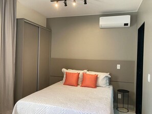 Tabla de planchar con plancha, internet y ropa de cama 